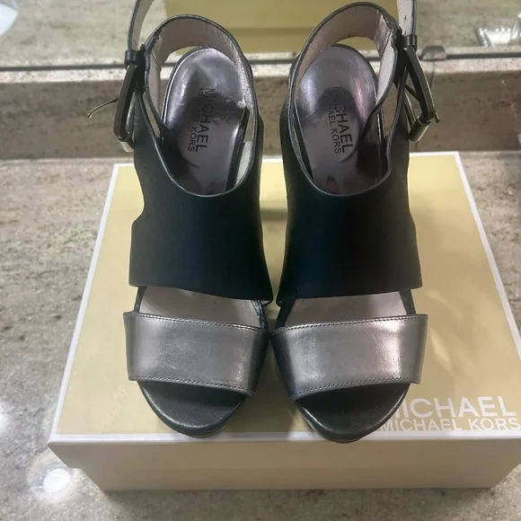 🌸 Like New 🌸 MICHAEL KORS Black Stacked Wedge Sandals/Heels - Picture 3 of 7